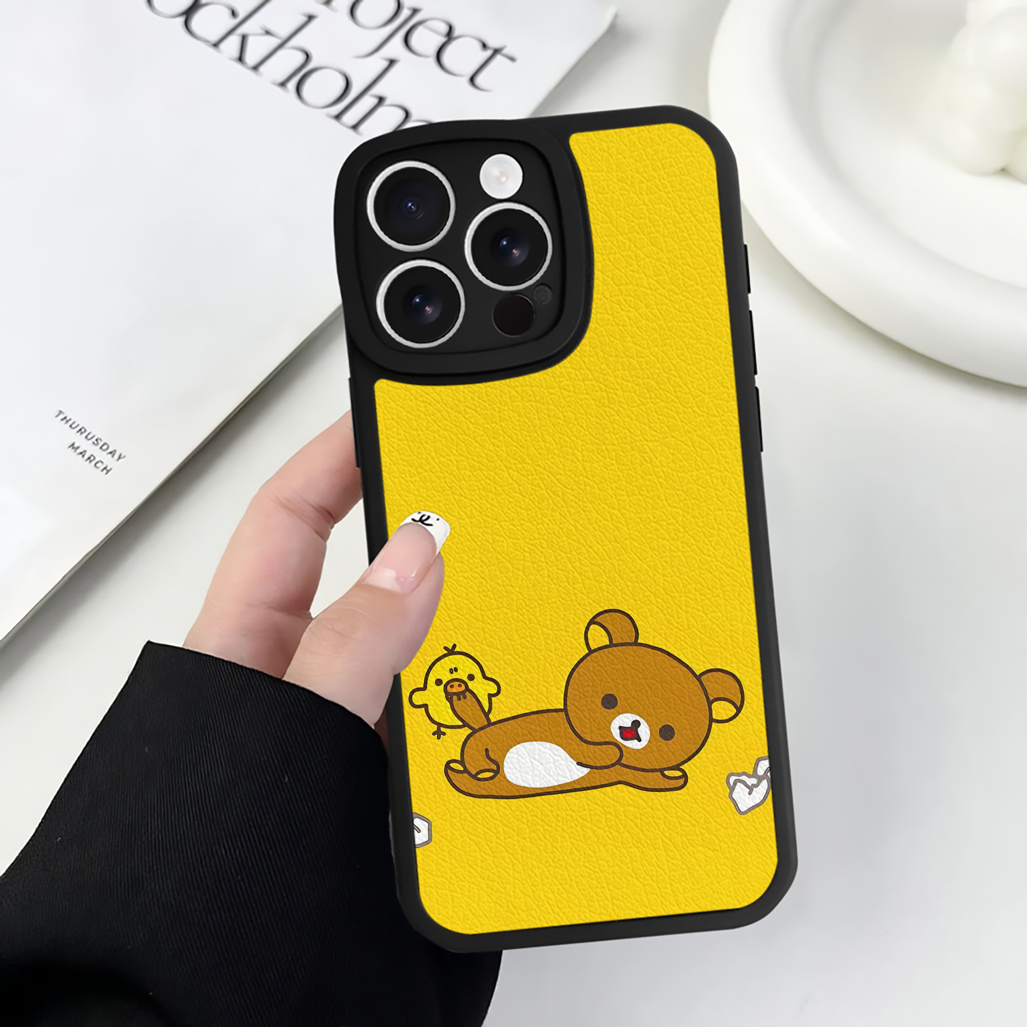 （画像用） リラックマ リラックマ キイロイトリ Rilakkuma Korilakkuma Kiiroitori 【iPhone 16シリーズ対応】シリコンスマホケース（レザー調） 材質：シリコン